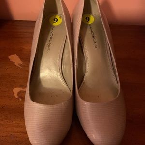 Women’s size 9 nude heels